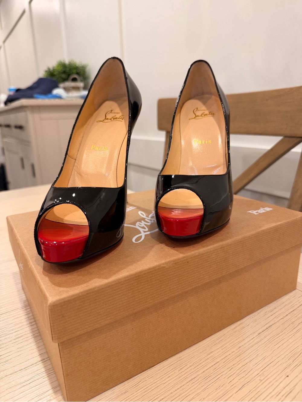 Christian Louboutin Black Patent Leather Pumps with Red Sole - Picture 2 of 10